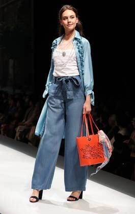October 18, 2016, Tokyo, Japan - A model displays a creation of Japanese designer Yuki Torii at her 2017 spring summer collection in Tokyo as a part of Japan Fashion Week on Tuesday, October 18, 2016.  (lwxa005502)