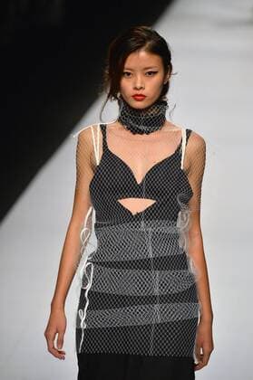 (161019) -- SHANGHAI, Oct. 19, 2016 -- A model presents a creation by designer Li Hailiang during the Shanghai Fashion Week in Shanghai, east China, Oct. 18, 2016. ) (wf) CHINA-SHANGHAI-FASHION WEEK (CN) GuoxChangyao 