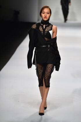 (161019) -- SHANGHAI, Oct. 19, 2016 -- A model presents a creation by designer Li Hailiang during the Shanghai Fashion Week in Shanghai, east China, Oct. 18, 2016. ) (wf) CHINA-SHANGHAI-FASHION WEEK (CN) GuoxChangyao 