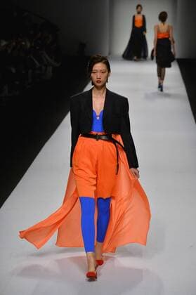 (161019) -- SHANGHAI, Oct. 19, 2016 -- Models present creations by designer Li Hailiang during the Shanghai Fashion Week in Shanghai, east China, Oct. 18, 2016. ) (wf) CHINA-SHANGHAI-FASHION WEEK (CN) GuoxChangyao 