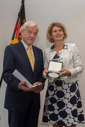 Heinz Gries erhält Wirtschaftspreis Mainz, GER - June 09, Heinz Gries erhält Wirtschaftspreis, Wirtschaftsministerium . Im Bild: Witrschaftsministerin Evelin Lemke überreicht Heinz Gries den Wirtschaftspreis des Landes Rheinlandpfalz.