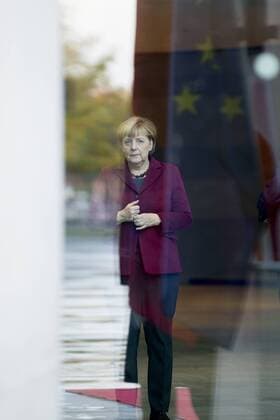 Themen der Woche Bilder des Tages Ukraine-Gipfel in Berlin - Merkel empfängt Putin October 19, 2016 - Berlin, Germany - German Chancellor Angela Merkel and her spokesman Steffen Seibert are pictured as she awaits for the arrival of Ukrainian President Petro Poroshenko before his arrival at the Chancellery in Berlin, Germany on October 19, 2016. German Chancellor Angela Merkel is meeting in the Normandy format with French President Francois Hollande, Russian President Vladimir Putin and Ukrainian President Petro Poroshenko to discuss security in Ukraine and in Syria. Berlin Germany  - ZUMAn230 20161019_zaa_n230_065