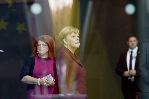 Ukraine-Gipfel in Berlin - Merkel empfängt Putin October 19, 2016 - Berlin, Germany - German Chancellor Angela Merkel is pictured as she awaits for the arrival of Ukrainian President Petro Poroshenko before his arrival at the Chancellery in Berlin, Germany on October 19, 2016. German Chancellor Angela Merkel is meeting in the Normandy format with French President Francois Hollande, Russian President Vladimir Putin and Ukrainian President Petro Poroshenko to discuss security in Ukraine and in Syria. Berlin Germany  - ZUMAn230 20161019_zaa_n230_073