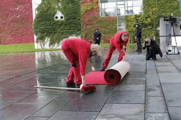 Berlin, Normandie-Treffen im Bundeskanzleramt, Foto: Ausrollen der Roten Teppich