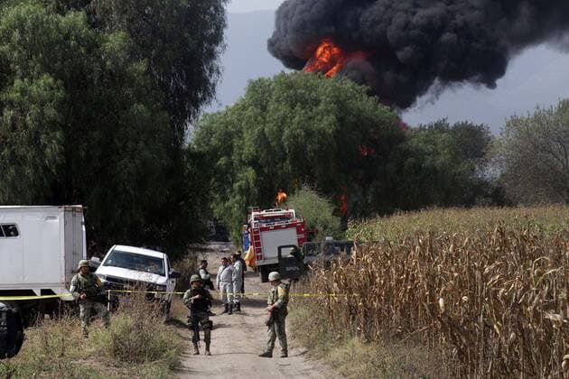 Bilder des Tages Explosion in PEMEX-Öllager in Mexiko October 19, 2016 - Mexico - PALMAR DE BRAVO, Pue. Explosion und Feuer in einem Pemex-Öllager in der Kommune Santa Cruz Monterrosas  - ZUMAu78_ 20161019_zaf_u78_010