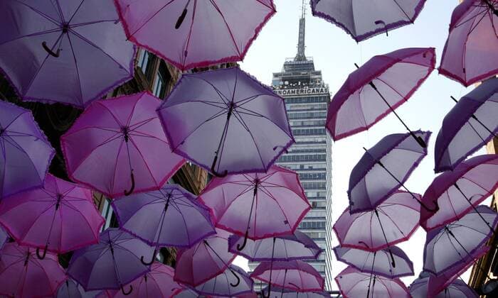 Bilder des Tages View of purple umbrellas set to commemorate the International Day Against Breast Cancer in Mexico City, Mexico, 19 October 2016. International Day Against Breast Cancer !ACHTUNG: NUR REDAKTIONELLE NUTZUNG!  MEX01 20161020-636125329116950649