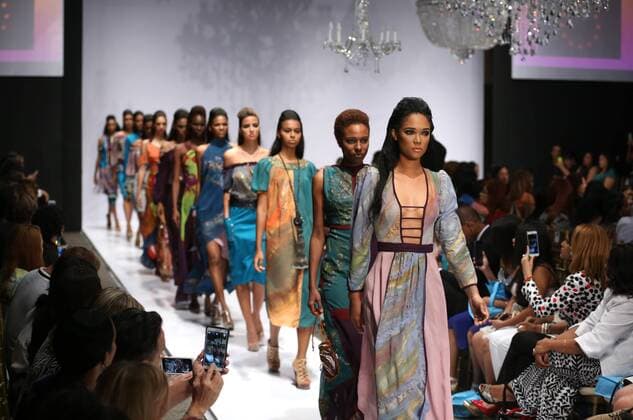 Bilder des Tages Fashion Week in der Dominikanischen Republik Models present creations by Haitian designer Michel Chataigne during Dominican Republic Fashion Week in Santo Domingo, Dominican Republic, 19 October 2016. EFE ORLANDO BARRIA Dominican Republic Fashion Week !ACHTUNG: NUR REDAKTIONELLE NUTZUNG!  STO05 20161020-636125387094983500