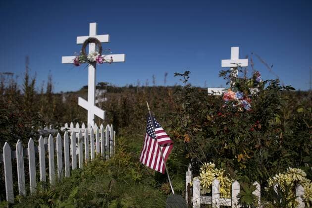 Alaska USA, United States, Alaska, Ninilchik, 29.08.2016 Amerikanische Fahne an einem Grab auf dem russisch-orthodoxen Friedhof bei der alte russischen Kirche in Ninilchik auf der Kenai Halbinsel in Alaska, USA. Ninilchik ist eine der aeltesten Siedlungen in Alaska, begruendet von der Russisch Amerikanischen Gesellschaft un 1820. American Flag next to a Grave on the Russian orthodox cemetery next the old Russian Church in Ninilchik at the Kenai Fjord National Park Peninsula in Alaska, USA. Ninilchik is on of the oldest communties in Alaska, dating back from 1820 and founded by the russian american company, before Alaska was sold by Russia to the USA.