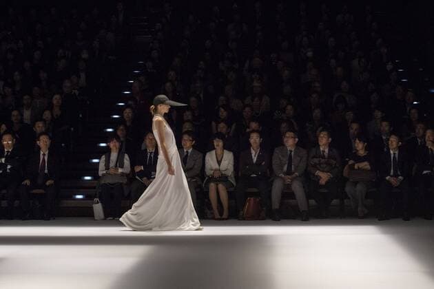 Tokyo Fashion Week - Hiroko Koshino Modenschau October 20, 2016 - Tokyo, Tokyo, Japan - A model walks the runway during the Hiroko Koshino show as part of Fashion Week Tokyo Spring Summer 2017. Tokyo Japan - ZUMAc166 20161020_zap_c166_019