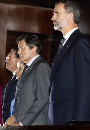 Verleihung Prinzessin-von-Asturien-Preis in Oviedo Spain s King Felipe VI (R), and the Regional President of Asturias, Javier Fernandez (L), arrive for the XXV Princess of Asturias Awards Concert in Oviedo, in the province of Asturias, northern Spain, 20 October 2016. The Princess of Asturias awards handover ceremony will be held at the Campoamor Theatre in Oviedo on 21 October. Spanish royal couple chair the XXV Princess of Asturias Awards Concert !ACHTUNG: NUR REDAKTIONELLE NUTZUNG!  GRA425 20161020-636125931849926972