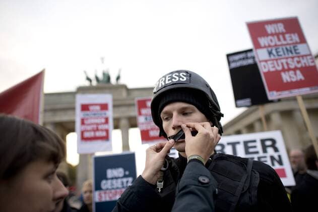 Demonstration gegen BND-Gesetz DEU, Deutschland, Germany, Berlin, 20.10.2016 Aktion fuer Pressefreiheit beim Protest eines in breiten zivilgesellschaftlichen Buendnis gegen das geplante BND-Gesetz unter dem Motto BND-Gesetz stoppen waehrend der Demonstration vor dem Brandenburger Tor in Berlin-Mitte. Getragen wird der Protest von Amnesty International, Reporter ohne Grenzen, Digitale Gesellschaft e.V., Deutscher Journalisten-Verband sowie der Deutsche Anwaltverein. Das geplante Gesetz ermoeglicht dem Bundesnachrichtendienst BND die massenhafte Ueberwachung elektronischer Kommunikation aufgrund von Kriterien, deren vage Formulierung dem Geheimdienst nahezu ungehinderten Zugriff auf die Telekommunikation der Buergerinnen und Buerger im Ausland erlaubt. Protestler demonstrate against the planned new German law concerning more rights for the Bundesnachrichtendienst BND, the German intellige
