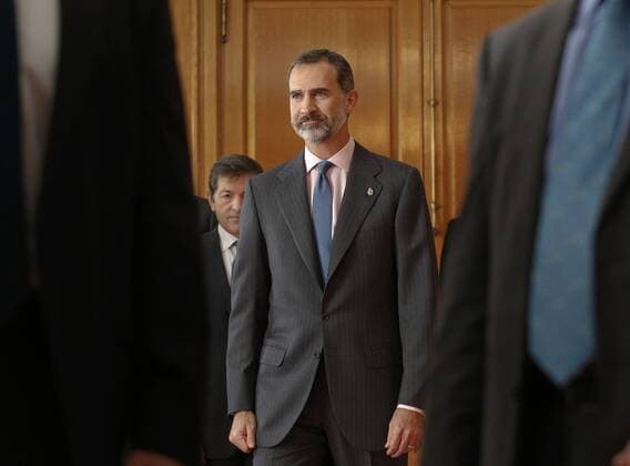 Spain s King Felipe VI (C) and Queen Letizia (not pictured) grant an audience to the laureates of Asturias Medals 2016 and the winners of the End of University Course 2015 of Oviedo University in Oviedo, Asturias region, northern Spain, 21 October 2016. The named audience was held in the frame of the 36th Princess of Asturias Awards, whose awarding ceremony will be held later on the day. EVENT IN THE FRAME OF PRINCESS OF ASTURIAS AWARDS !ACHTUNG: NUR REDAKTIONELLE NUTZUNG!  20161021-636126498848530350