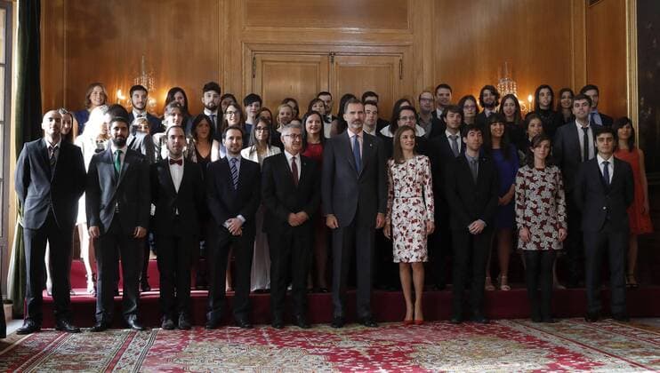 Spain s King Felipe VI (6th-L, front) and Queen Letizia (4th-R, front) grant an audience to the laureates of Asturias Medals 2016 and the winners of the End of University Course 2015 of Oviedo University in Oviedo, Asturias region, northern Spain, 21 October 2016. The named audience was held in the frame of the 36th Princess of Asturias Awards, whose awarding ceremony will be held later on the day. EVENT IN THE FRAME OF PRINCESS OF ASTURIAS AWARDS !ACHTUNG: NUR REDAKTIONELLE NUTZUNG!  20161021-636126509202045228