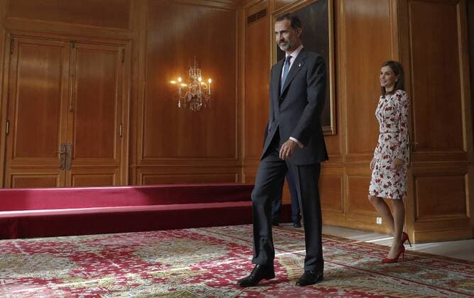 Spain s King Felipe VI (L) and Queen Letizia arrive to grant an audience to the laureates of Asturias Medals 2016 and the winners of the End of University Course 2015 of Oviedo University in Oviedo, Asturias region, northern Spain, 21 October 2016. The named audience was held in the frame of the 36th Princess of Asturias Awards, whose awarding ceremony will be held later on the day. EVENT IN THE FRAME OF PRINCESS OF ASTURIAS AWARDS !ACHTUNG: NUR REDAKTIONELLE NUTZUNG!  20161021-636126509871432646