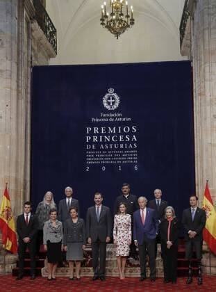 Spain s King Felipe VI (C) and Queen Letizia (2nd-R, front) pose during the audience they granted to the laureates of Princess of Asturias Awards 2016 in Oviedo, Asturias region, northern Spain, 21 October 2016. The 36th edition of the Princess of Asturias Awards awarding ceremony will be held in Oviedo later on the day. Audience to laureates of Princess of Asturias Awards !ACHTUNG: NUR REDAKTIONELLE NUTZUNG!  20161021-636126537024781420