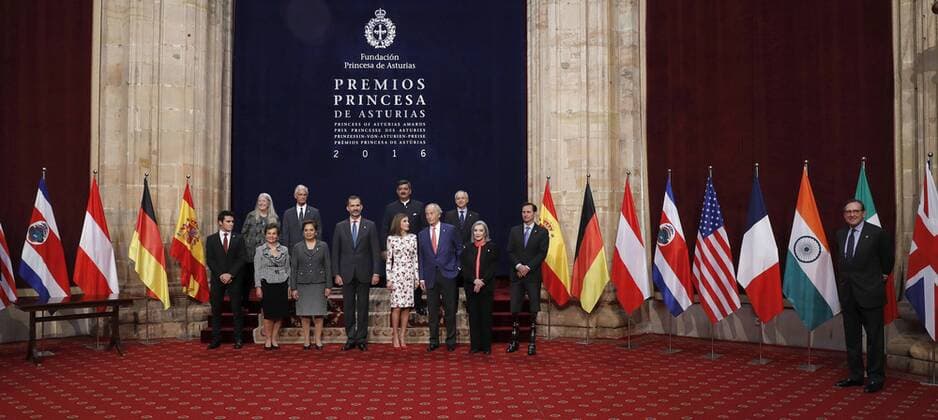 Spain s King Felipe VI (C) and Queen Letizia (4nd-R, front) pose during the audience they granted to the laureates of Princess of Asturias Awards 2016 in Oviedo, Asturias region, northern Spain, 21 October 2016. The 36th edition of the Princess of Asturias Awards awarding ceremony will be held in Oviedo later on the day. Audience to laureates of Princess of Asturias Awards !ACHTUNG: NUR REDAKTIONELLE NUTZUNG!  20161021-636126541533926676