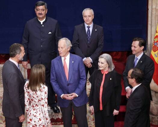 Spain s King Felipe VI (L) and Queen Letizia (2nd-L) grant an audience to the laureates of Princess of Asturias Awards 2016 in Oviedo, Asturias region, northern Spain, 21 October 2016. The 36th edition of the Princess of Asturias Awards awarding ceremony will be held in Oviedo later on the day. Audience to laureates of Princess of Asturias Awards !ACHTUNG: NUR REDAKTIONELLE NUTZUNG!  20161021-636126546948017806