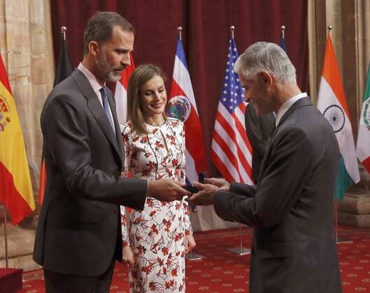 Spain s King Felipe VI (L) and Queen Letizia hand over Princess of Asturias Foundation s button to US photographer James Nachtwey (R), Princess of Asturias Award for Communication and Humanities 2016 award-winner, during the audience they granted to the laureates of Princess of Asturias Awards 2016 in Oviedo, Asturias region, northern Spain, 21 October 2016. The 36th edition of the Princess of Asturias Awards awarding ceremony will be held in Oviedo later on the day. Audience to laureates of Princess of Asturias Awards !ACHTUNG: NUR REDAKTIONELLE NUTZUNG!  20161021-636126549673302866