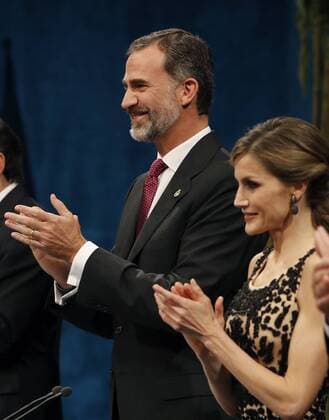 Prinzessin-von-Asturien-Preis Spain s King Felipe VI (L) and Queen Letizia attend the 36th edition of the Princess of Asturias Awards handover ceremony at the Campoamor Theatre in Oviedo, province of Asturias, northern Spain, 21 October 2016. Princess of Asturias Awards handover ceremony !ACHTUNG: NUR REDAKTIONELLE NUTZUNG!  GRA390 20161021-636126722502917141