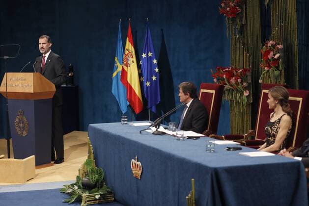 Prinzessin-von-Asturien-Preis Spain s King Felipe VI (L) delivers his speech during the 36th edition of the Princess of Asturias Awards handover ceremony at the Campoamor Theatre in Oviedo, province of Asturias, northern Spain, 21 October 2016. Princess of Asturias Awards handover ceremony !ACHTUNG: NUR REDAKTIONELLE NUTZUNG!  GRA439 20161021-636126756550641164