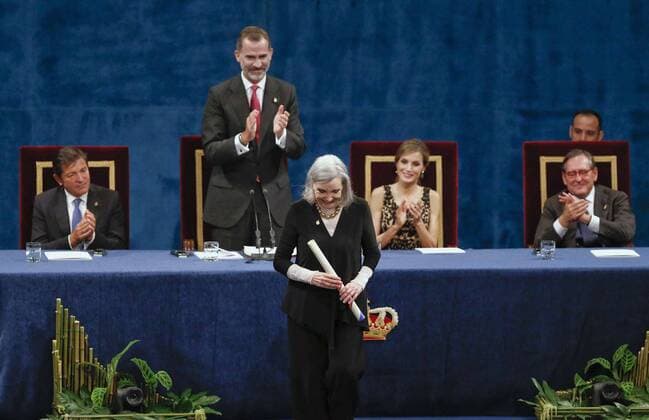 Prinzessin-von-Asturien-Preis Spanish actress Nuria Espert (C) receives the 2016 Princess of Asturias Award of Arts from Spain s King Felipe VI (2L) during the 36th edition of the Princess of Asturias Awards handover ceremony at the Campoamor Theatre in Oviedo, province of Asturias, northern Spain, 21 October 2016. EFE Jose Luis Cereijido Princess of Asturias Awards handover ceremony !ACHTUNG: NUR REDAKTIONELLE NUTZUNG!  GRA439 20161021-636126757825300822