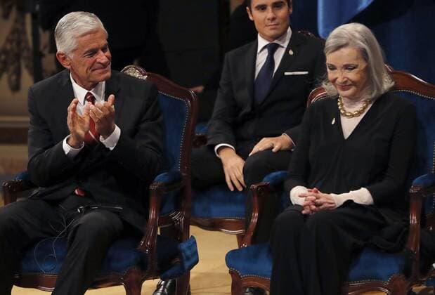 Prinzessin-von-Asturien-Preis US photographer James Nachtwey (L), winner of the 2016 Princess of Asturias Award of Communication and Humanities, applauds Spanish actress Nuria Espert (R), winner of the 2016 Princess of Asturias Award of Arts, during the 36th edition of the Princess of Asturias Awards handover ceremony at the Campoamor Theatre in Oviedo, province of Asturias, northern Spain, 21 October 2016. Princess of Asturias Awards handover ceremony !ACHTUNG: NUR REDAKTIONELLE NUTZUNG!  GRA439 20161021-636126759910370090
