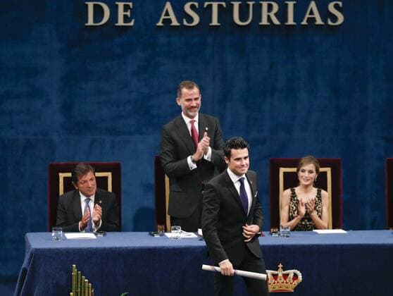 Prinzessin-von-Asturien-Preis Spain s King Felipe VI (2L) presents the 2016 Princess of Asturias Award of Sports to Spanish triathlete Javier Gomez Noya (C) in presence of Queen Letizia (R) and regional president of Asturias, Javier Fernandez, during the 36th edition of the Princess of Asturias Awards handover ceremony at the Campoamor Theatre in Oviedo, province of Asturias, northern Spain, 21 October 2016. EFE Ballesteros Princess of Asturias Awards handover ceremony !ACHTUNG: NUR REDAKTIONELLE NUTZUNG!  GRA439 20161021-636126763904542882