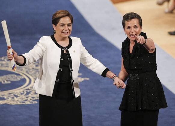 Prinzessin-von-Asturien-Preis Executive Secretary of the United Nations Framework Convention on Climate Change, Patricia Espinosa (L), and her predecessor Christiana Figueres receve the applause of the audience after being prized with the 2016 Princess of Asturias Award of International Cooperation during the 36th edition of the Princess of Asturias Awards handover ceremony at the Campoamor Theatre in Oviedo, province of Asturias, northern Spain, 21 October 2016. Princess of Asturias Awards handover ceremony !ACHTUNG: NUR REDAKTIONELLE NUTZUNG!  GRA493 20161021-636126769546210552
