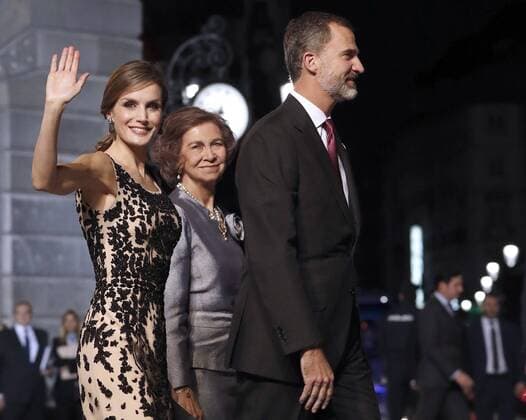 Prinzessin-von-Asturien-Preis Spain s King Felipe VI (R), Queen Letizia (L) and Queen Sofia leave the Campoamor Theatre at the end of the 36th edition of the Princess of Asturias Awards handover ceremony in Oviedo, province of Asturias, northern Spain, 21 October 2016. Princess of Asturias Awards handover ceremony !ACHTUNG: NUR REDAKTIONELLE NUTZUNG!  GRA518 20161021-636126785424599449