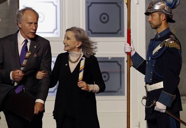Prinzessin-von-Asturien-Preis US writer Richard Ford (L), winner of the 2016 Princess of Asturias Award of Literature, and Spanish actress Nuria Espert, winner of the 2016 Princess of Asturias Award of Arts, leave the Campoamor Theatre at the end of the 36th edition of the Princess of Asturias Awards handover ceremony in Oviedo, province of Asturias, northern Spain, 21 October 2016. Princess of Asturias Awards handover ceremony !ACHTUNG: NUR REDAKTIONELLE NUTZUNG!  GRA439 20161021-636126791039123467