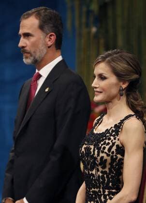 Prinzessin-von-Asturien-Preis Spain s King Felipe VI (L) and Queen Letizia attend the 36th edition of the Princess of Asturias Awards handover ceremony at the Campoamor Theatre in Oviedo, province of Asturias, northern Spain, 21 October 2016. Princess of Asturias Awards handover ceremony !ACHTUNG: NUR REDAKTIONELLE NUTZUNG!  GRA439 20161021-636126792309826271