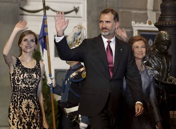 Prinzessin-von-Asturien-Preis Spain s King Felipe VI (C), Queen Letizia (L) and Queen Sofia wave to the public as they leave the Campoamor Theatre at the end of the 36th edition of the Princess of Asturias Awards handover ceremony in Oviedo, province of Asturias, northern Spain, 21 October 2016. Princess of Asturias Awards handover ceremony !ACHTUNG: NUR REDAKTIONELLE NUTZUNG!  GRA518 20161021-636126793624845027