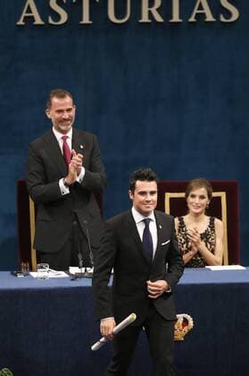 Prinzessin-von-Asturien-Preis Spain s King Felipe VI (L) presents the 2016 Princess of Asturias Award of Sports to Spanish triathlete Javier Gomez Noya during the 36th edition of the Princess of Asturias Awards handover ceremony at the Campoamor Theatre in Oviedo, province of Asturias, northern Spain, 21 October 2016. Princess of Asturias Awards handover ceremony !ACHTUNG: NUR REDAKTIONELLE NUTZUNG!  GRA435 20161021-636126800146185419