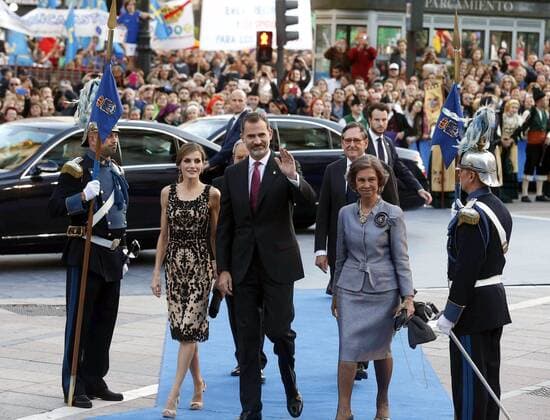 Prinzessin-von-Asturien-Preis Spain s King Felipe VI (C), Queen Letizia (L) and Queen Sofia (R) leave the Campoamor Theatre at the end of the 36th edition of the Princess of Asturias Awards handover ceremony in Oviedo, province of Asturias, northern Spain, 21 October 2016. Princess of Asturias Awards handover ceremony !ACHTUNG: NUR REDAKTIONELLE NUTZUNG!  20161021-636126810354753572