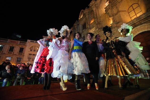 Bolivian designer Marion Macedo poses with models during the shows presenting her designs made with recycled products, in La Paz, Bolivia, 21 October 2016. The dresses of the cholitas, typical indigenous women living in La Paz, were the inspiration for Macedo, who presented today her annual show in the Bolivia s capital. EPA Martin Alipaz Bolivian designer Marion Macedo presents her fashion show made with recycled products !ACHTUNG: NUR REDAKTIONELLE NUTZUNG!  BOL21 20161022-636127120772963029