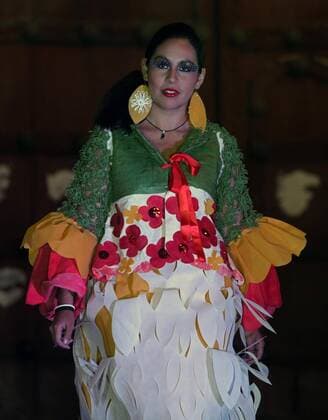 Models take the catwalk wearing designs made with recycled products by Bolivian designer Marion Macedo, in La Paz, Bolivia, 21 October 2016. The dresses of the cholitas, typical indigenous women living in La Paz, were the inspiration for Macedo, who presented today her annual show in the Bolivia s capital. Bolivian designer Marion Macedo presents her fashion show made with recycled products !ACHTUNG: NUR REDAKTIONELLE NUTZUNG!  BOL21 20161022-636127120816798467