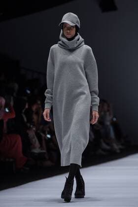 (161022) -- JAKARTA, Oct. 22, 2016 -- A model presents a design by Rani Hatta during the Jakarta Fashion Week in Jakarta, Indonesia, Oct. 22, 2016. ) (dtf) INDONESIA-JAKARTA-JAKARTA FASHION WEEK-RANI HATTA VerixSanovri 