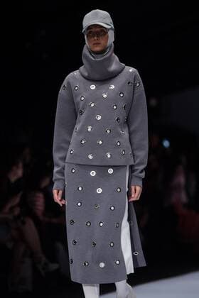 (161022) -- JAKARTA, Oct. 22, 2016 -- A model presents a design by Rani Hatta during the Jakarta Fashion Week in Jakarta, Indonesia, Oct. 22, 2016. ) (dtf) INDONESIA-JAKARTA-JAKARTA FASHION WEEK-RANI HATTA VerixSanovri 