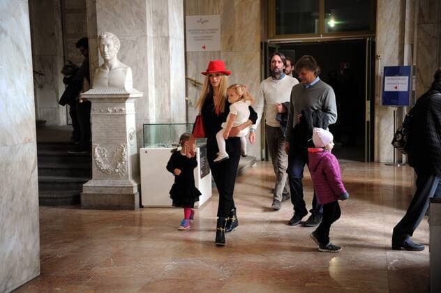 SPECIAL FEE Milan, Michelle Hunziker and family day at the park and museum Michelle Hunziker and her husband Tomaso Trussardi spend the morning with his daughters. Here they are at Montanelli park with Sun and Celeste and a couple of friends, before taking a walk, then they decide to enter the Museum of Natural History. The whole family goes out after about an hour from the Museum, and take a taxi to go home. Exclusive-SERVICE POOL WITH lapresse-OTTOGALLI-OLYCOM-MOTTA-ROMAPRESS-GOL  Copyright: xMimmoxCarrierox xIPAx