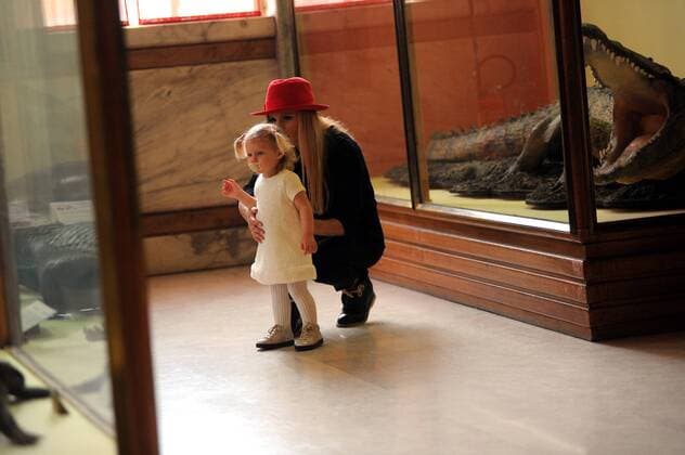 SPECIAL FEE Milan, Michelle Hunziker and family day at the park and museum Michelle Hunziker and her husband Tomaso Trussardi spend the morning with his daughters. Here they are at Montanelli park with Sun and Celeste and a couple of friends, before taking a walk, then they decide to enter the Museum of Natural History. The whole family goes out after about an hour from the Museum, and take a taxi to go home. Exclusive-SERVICE POOL WITH lapresse-OTTOGALLI-OLYCOM-MOTTA-ROMAPRESS-GOL  Copyright: xMimmoxCarrierox xIPAx
