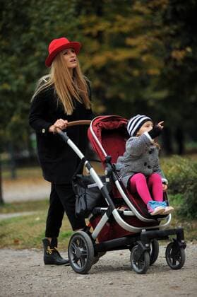 SPECIAL FEE Milan, Michelle Hunziker and family day at the park and museum Michelle Hunziker and her husband Tomaso Trussardi spend the morning with his daughters. Here they are at Montanelli park with Sun and Celeste and a couple of friends, before taking a walk, then they decide to enter the Museum of Natural History. The whole family goes out after about an hour from the Museum, and take a taxi to go home. Exclusive-SERVICE POOL WITH lapresse-OTTOGALLI-OLYCOM-MOTTA-ROMAPRESS-GOL  Copyright: xMimmoxCarrierox xIPAx