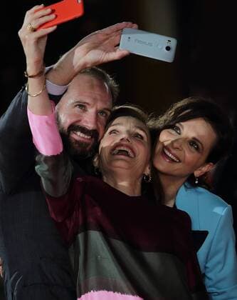 Themen der Woche Bilder des Tages October 22, 2016 - Rome, Italy - Actors (L-R) RALPH FINNES, KRISTIN SCOTT THOMAS and JULIETTE BINOCHE on the red carpet for an 20-year anniversary screening of the 1996 film The English Patient. at Rome Film Festival 2016. Rome Italy - ZUMAi15_ 20161022_zaf_i15_032