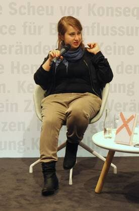 Frankfurter Buchmesse Book Fair Frankfurt 2016. Foto: Margarete Stokowski mit ihrem Buch UNTENRUM FREI.
