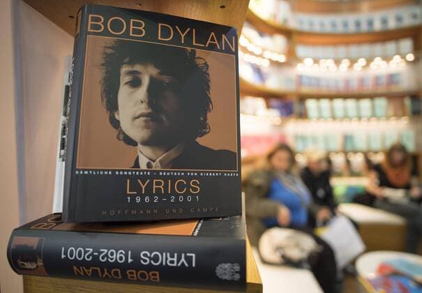 Feature, Allgemein, Bucher von Bob Dylan der den Literatur Nobelpreis 2016 bekommen hat, am 19.10.2016 Frankfurter Buchmesse 2016 vom 19.10 - 23.10.2016 in Frankfurt am Main Deutschland.