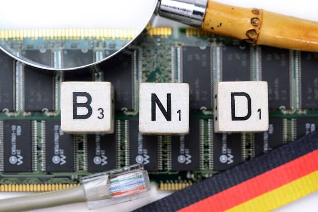 WÃ¼rfelbuchstaben bilden den Schriftzug BND auf Computerplatine, Symbolfoto BND-Gesetz ** NUR FUER REDAKTIONELLE ZWECKE ** EDITORIAL USE ONLY **