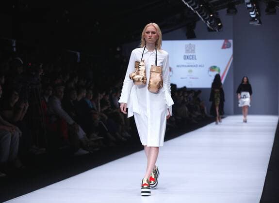 JFW 2017: Oxcel - Tribute To Muhammad Ali The Grazia Glitz & Glam showcased their designs in one collection christened as Tribute to Legends . The most anticipated events in Jakarta Fashion Week, this year, Grazia Glitz & Glam is more often referred to as 3G. It has strictly curated celebrity designers who will participate in the runway. Oxcel took this chance to showcase her designs based on her love with the late Muhammad Ali.  GustixAldi