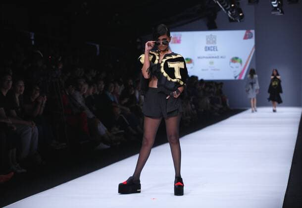 JFW 2017: Oxcel - Tribute To Muhammad Ali The Grazia Glitz & Glam showcased their designs in one collection christened as Tribute to Legends . The most anticipated events in Jakarta Fashion Week, this year, Grazia Glitz & Glam is more often referred to as 3G. It has strictly curated celebrity designers who will participate in the runway. Oxcel took this chance to showcase her designs based on her love with the late Muhammad Ali.  GustixAldi