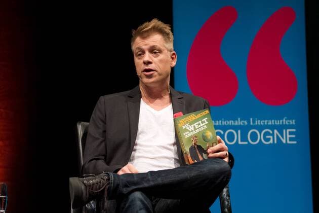 Michael Mittermeier bei der Leseung seines Buckes Die Welt für Anfänger auf der Lit Cologne Spezial im WDR Funkhaus in Köln Die Welt für Anfänger auf der Lit Cologne Spezial