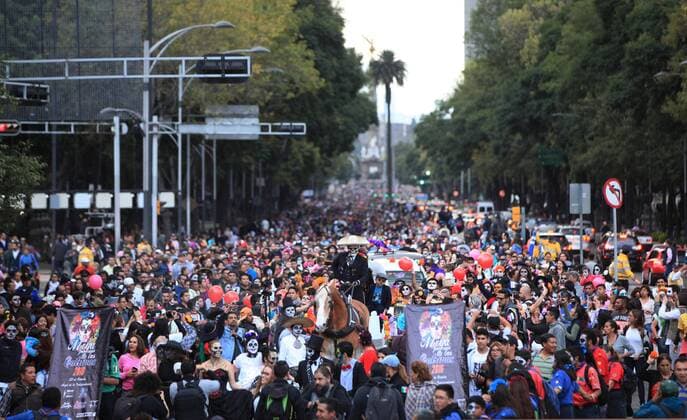 Hundreds of people participate in the third national parade of Catrinas and Catrines (traditional Mexican characters) in the streets of Mexico City, Mexico, 23 October 2016. Third national parade of Catrinas and Catrines !ACHTUNG: NUR REDAKTIONELLE NUTZUNG!  MEX15 20161024-636128836816447840