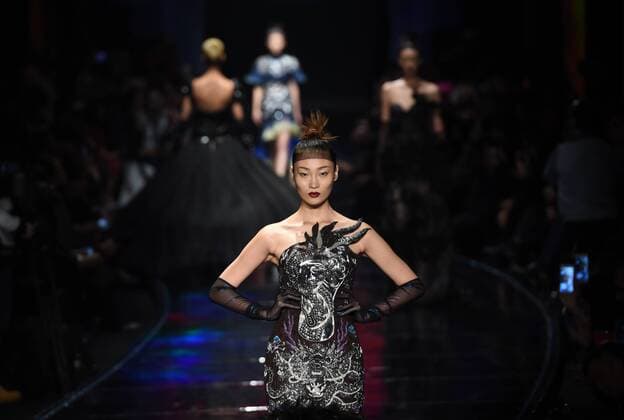 Models present creations designed by Laurence Xu on a fashion show during the opening ceremony of the 2016 Nanjing Historical and Cultural Cities Expo in Nanjing, capital of east China s Jiangsu Province, Oct. 23, 2016. ) (wyo) CHINA-NANJING-CITY EXPO-OPENING-FASHION SHOW (CN) SunxCan 